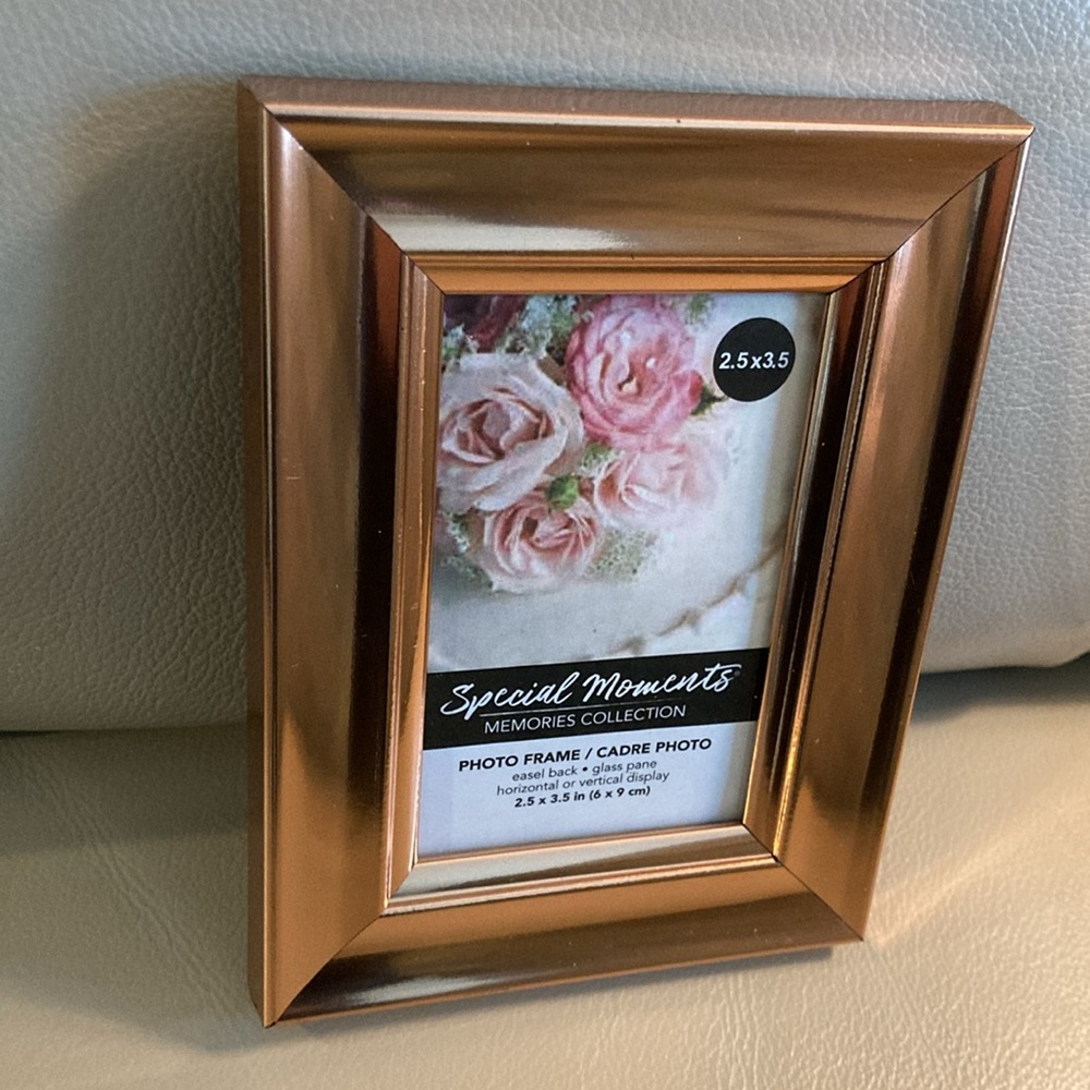 NWOT - Elegant Small Rectangular Shaped Shiny Copper 2.5" x 3.5" Photo Frame